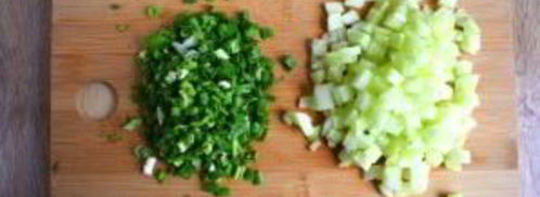 холодный суп из кефира с огурцами и зеленью. Шаг 3