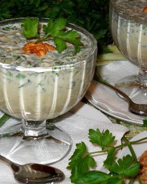 Зеленый холодный суп на кефире Таратор