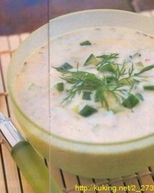 Молочный суп с йогуртом, огурцом и укропом