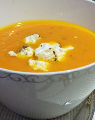 Морковный суп с кориандром и козьим сыром