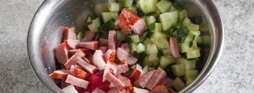 окрошка на квасе с полукопченой колбасой. Шаг 10