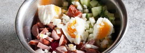 окрошка на квасе с полукопченой колбасой. Шаг 11