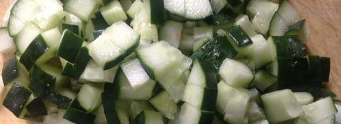 окрошка с куриной грудкой и помидорами. Шаг 4