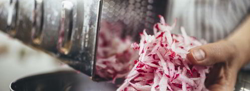 окрошка с куриной грудкой на кефире. Шаг 6