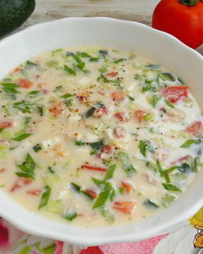 Окрошка с курицей и помидорами