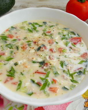 Окрошка с курицей и помидорами