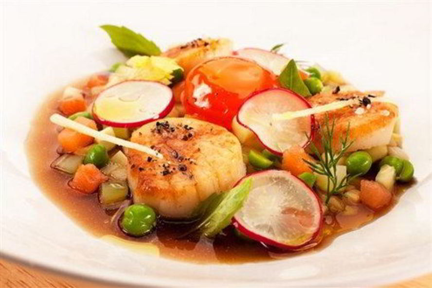 Рецепт окрошки с лососем и гребешками