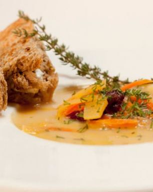 Овощной суп с хлебными рулетиками