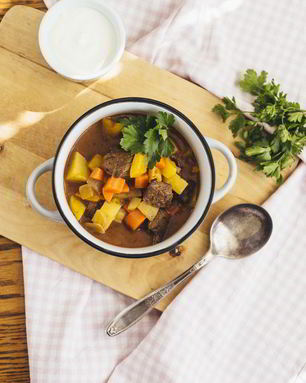 Суп-гуляш из говядины с овощами