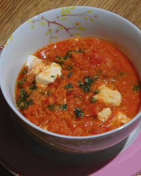 Чечевичная похлебка с капустой кале, свеклой и помидорами