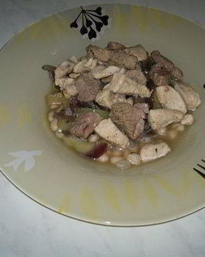 Похлебка из белой фасоли с бедром индейки и куриной грудкой, тушеный перец и красный лук