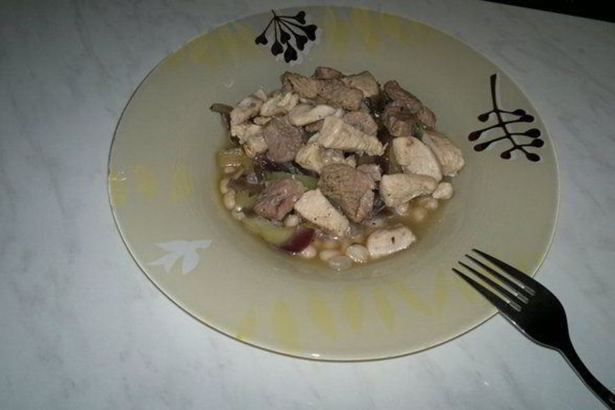 Рецепт похлебки из белой фасоли с бедром индейки и куриной грудкой, тушеный перец и красный лук