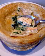 Похлебка с семгой и шпинатом под домашним слоеным тестом Очарована, околдована