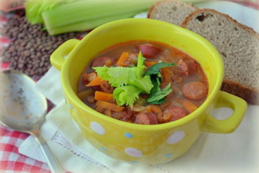 Рецепт согревающей чечевичной похлебки с копчеными сосисками