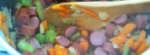 согревающая чечевичная похлебка с копчеными сосисками. Шаг 5