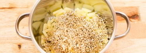 рассольник с перловкой и солеными огурцами на баранине. Шаг 10