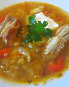 Щи со свиными ребрами и яблоком