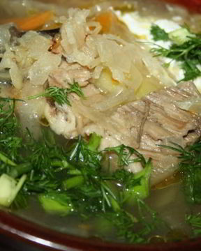 Суточные щи со свининой и сушеными грибами на квашеной капусте