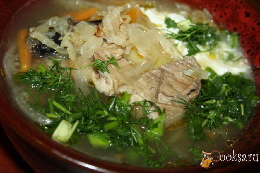 Рецепт суточных щей со свининой и сушеными грибами на квашеной капусте