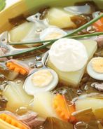 Зеленые щи с щавелем и перепелиными яйцами