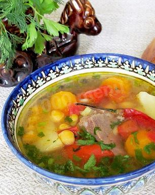 Шурпа с нутом и бараниной в кастрюле