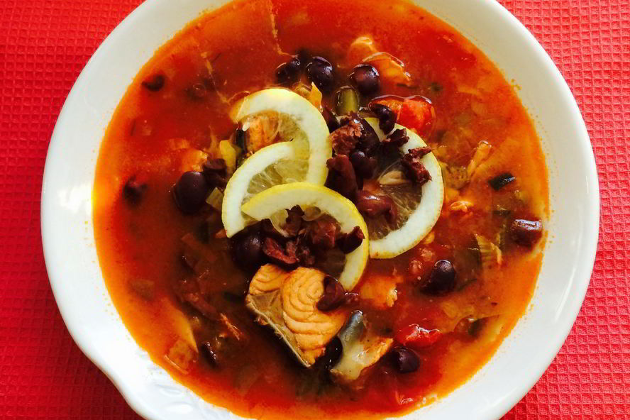 Рецепт рыбной солянки из трех видов лососевых