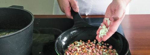 сборная солянка с грудинкой, курицей и сосисками. Шаг 4