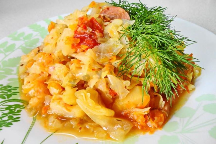 Рецепт солянки из капусты с сосисками и помидор в мультиварке