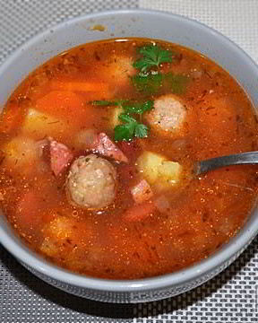 Солянка с фрикадельками и фасолью