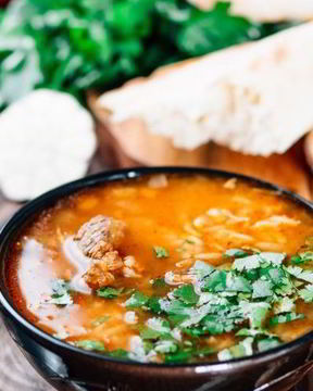 Харчо с кинзой и лимонным соком