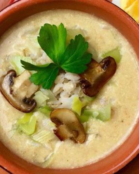 Овощной перловый суп-пюре с луком-пореем и шампиньонами