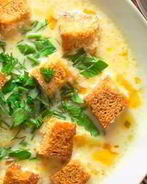 Сырный суп с курицей и сухариками