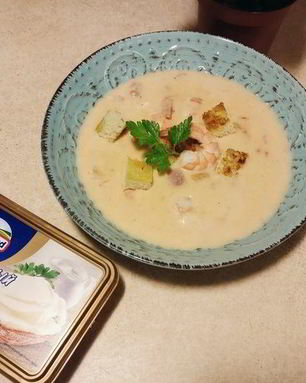 Сырный суп с томатами и креветками