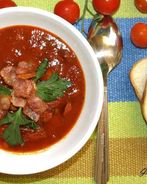 Томатный суп с охотничьими колбасками и беконом