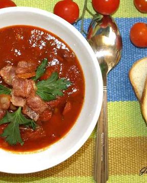 Томатный суп с охотничьими колбасками и беконом