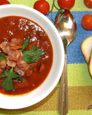 Томатный суп с охотничьими колбасками и беконом