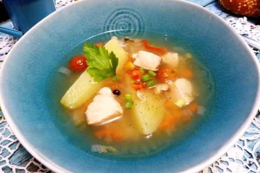 Рецепт ароматной ухи с помидорами и лимоном