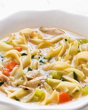 Вкусный куриный суп с лапшой