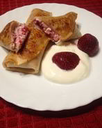 Блинчики с творогом и замороженной клубникой