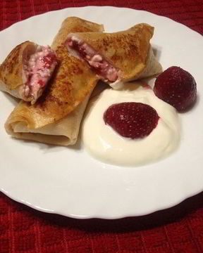 Блинчики с творогом и замороженной клубникой