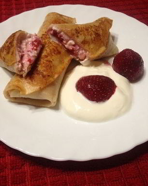 Блинчики с творогом и замороженной клубникой