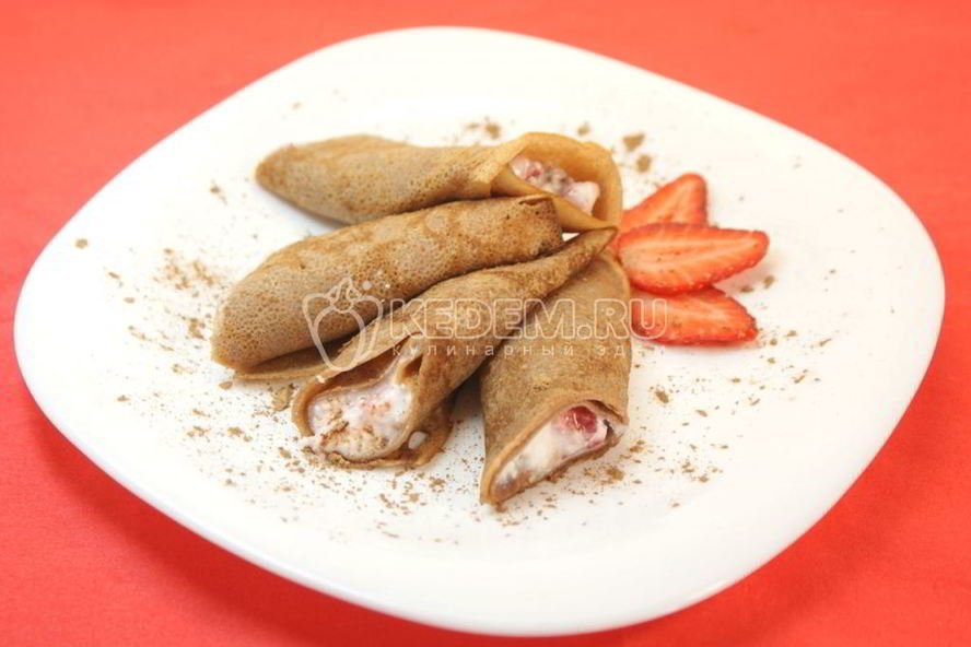 Рецепт шоколадных блинов с творогом и клубникой