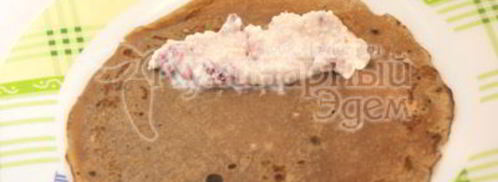 шоколадные блины с творогом и клубникой. Шаг 8