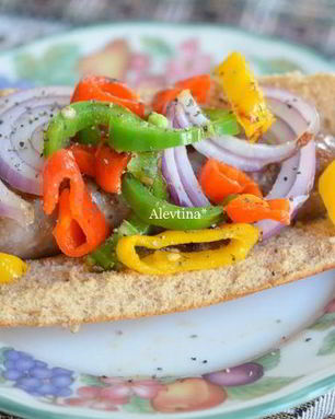 Булочки с колбаской и овощами