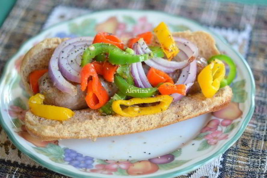 Рецепт булочек с колбаской и овощами