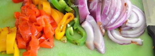 булочки с колбаской и овощами. Шаг 4