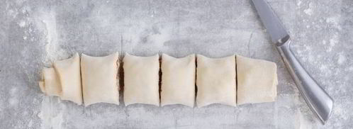 булочки с корицей из слоеного теста. Шаг 10