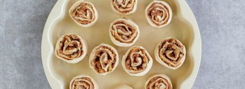 булочки с корицей из слоеного теста. Шаг 11