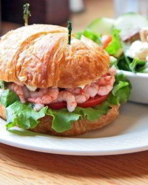 Булочки с томатами, зеленым салатом и креветками