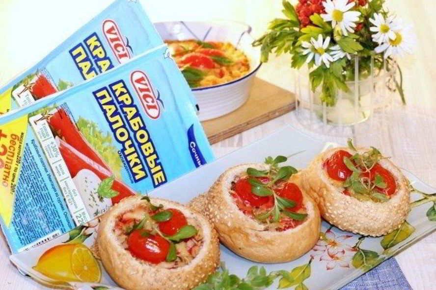 Рецепт хрустящих булочек с яйцом и крабовыми палочками